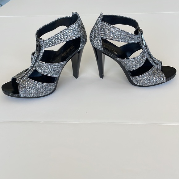 NWT Michael Kors Berkley T Strap Silver 6 M - Picture 11 of 16